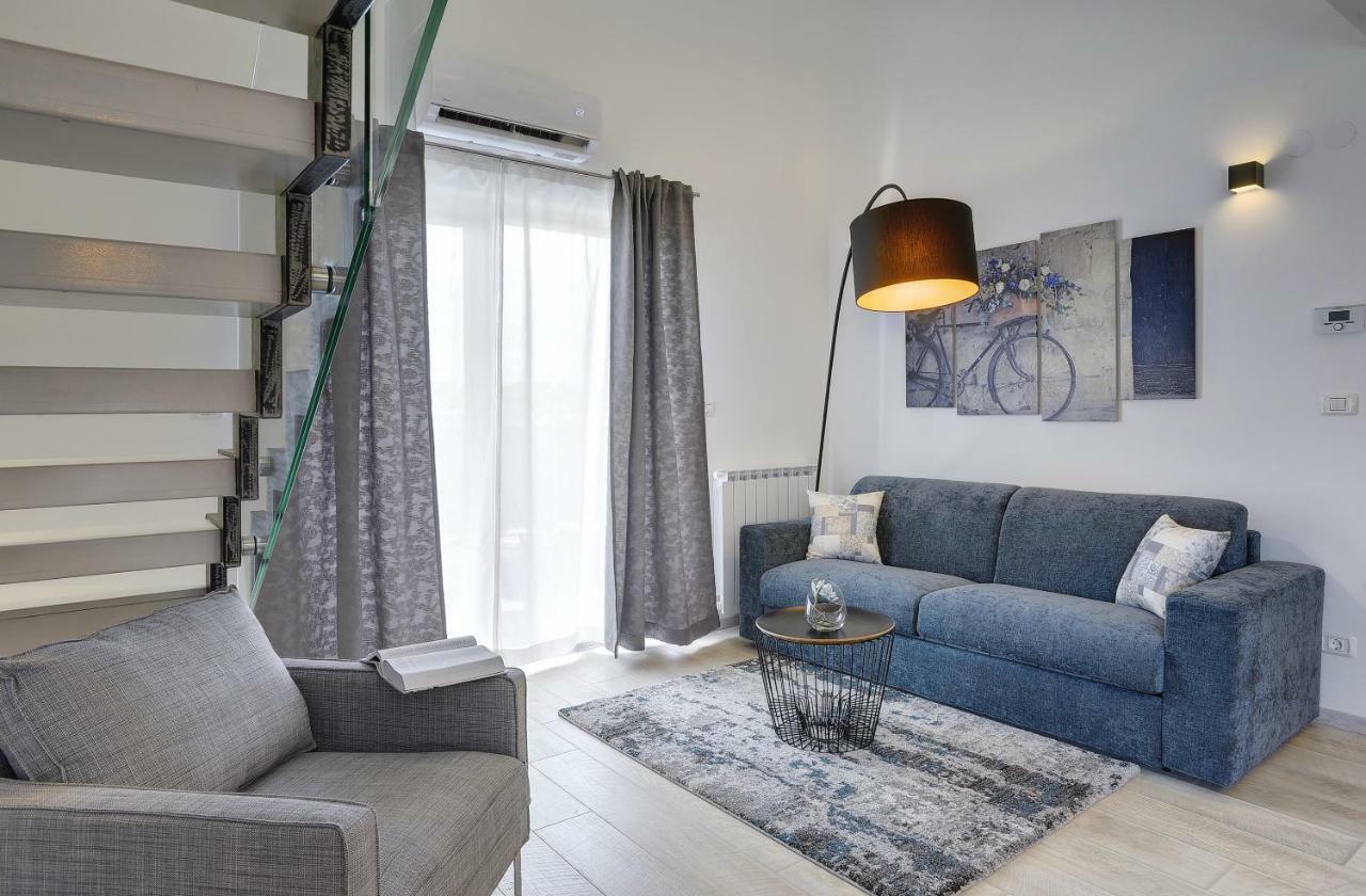 Gallery * Pula