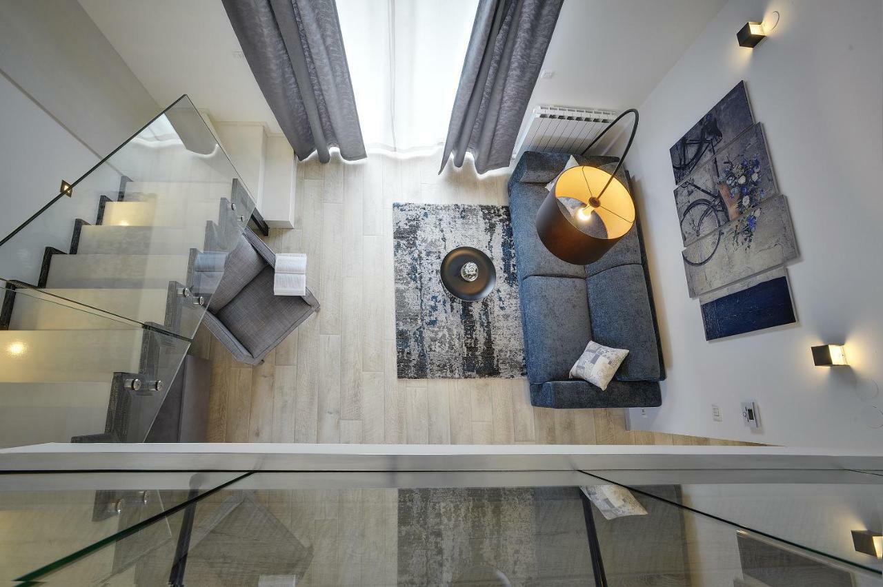 Gallery * Pula